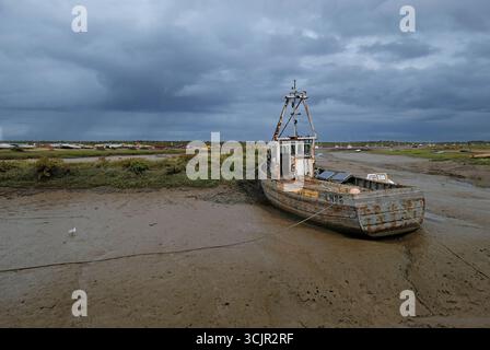 vecchio peschereccio in legno, brancaster staithe, norfolk settentrionale, inghilterra Foto Stock