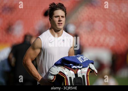 Landover, Maryand, Stati Uniti. 7 settembre 2025. Il wide receiver dei Washington Commanders Luke McCaffrey (11) corre nello spogliatoio dopo una partita della NFL contro i New York Giants domenica 7 settembre 2025 al Northwest Stadium. I comandanti batterono i Giants 21-6. (Credit Image: © Kim Hukari/ZUMA Press Wire) SOLO PER USO EDITORIALE! Non per USO commerciale! Foto Stock