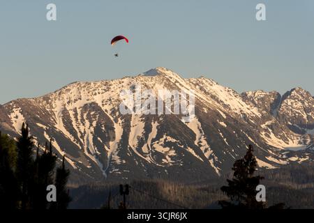 Monti Tatra ricoperti di neve con un parapendio. Vista panoramica. Foto Stock
