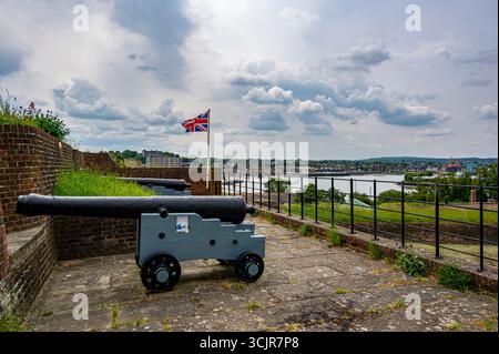 Pezzi di artiglieria in mostra a Fort Amherst a Chatham con bandiera britannica Foto Stock