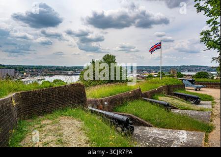 Pezzi di artiglieria in mostra a Fort Amherst a Chatham con bandiera britannica Foto Stock
