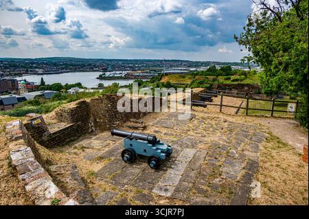 Pezzi di artiglieria in mostra a Fort Amherst con vista sul fiume Medway e Chatham e Rochester Foto Stock