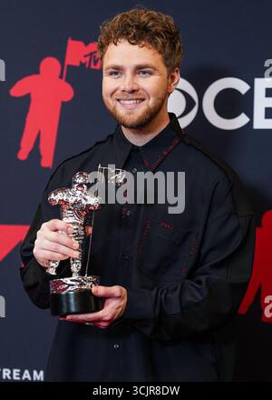 Elmont, Stati Uniti. 7 settembre 2025. ELMONT, NASSAU COUNTY, NEW YORK, Stati Uniti d'America - 07 SETTEMBRE: Il cantante, cantautore, YouTuber e influencer Alex Warren (Alexander Warren Hughes), vincitore del premio "Best New Artist", posa nella sala stampa agli MTV Video Music Awards 2025 tenutosi alla UBS Arena il 7 settembre 2025 a Elmont, Nassau County, New York, Stati Uniti. (Foto di Jorge Estrellado/Image Press Agency) credito: Image Press Agency/Alamy Live News Foto Stock