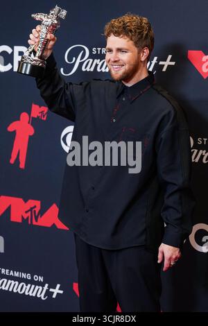 Elmont, Stati Uniti. 7 settembre 2025. ELMONT, NASSAU COUNTY, NEW YORK, Stati Uniti d'America - 07 SETTEMBRE: Il cantante, cantautore, YouTuber e influencer Alex Warren (Alexander Warren Hughes), vincitore del premio "Best New Artist", posa nella sala stampa agli MTV Video Music Awards 2025 tenutosi alla UBS Arena il 7 settembre 2025 a Elmont, Nassau County, New York, Stati Uniti. (Foto di Jorge Estrellado/Image Press Agency) credito: Image Press Agency/Alamy Live News Foto Stock