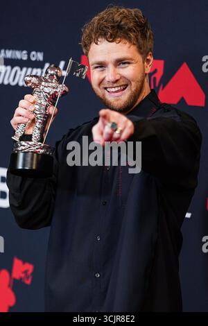 Elmont, Stati Uniti. 7 settembre 2025. ELMONT, NASSAU COUNTY, NEW YORK, Stati Uniti d'America - 07 SETTEMBRE: Il cantante, cantautore, YouTuber e influencer Alex Warren (Alexander Warren Hughes), vincitore del premio "Best New Artist", posa nella sala stampa agli MTV Video Music Awards 2025 tenutosi alla UBS Arena il 7 settembre 2025 a Elmont, Nassau County, New York, Stati Uniti. (Foto di Jorge Estrellado/Image Press Agency) credito: Image Press Agency/Alamy Live News Foto Stock