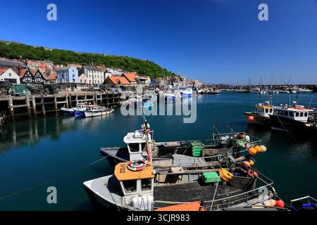 Barche da pesca a Scarborough Old Harbour, Yorkshire, Inghilterra, Regno Unito Foto Stock