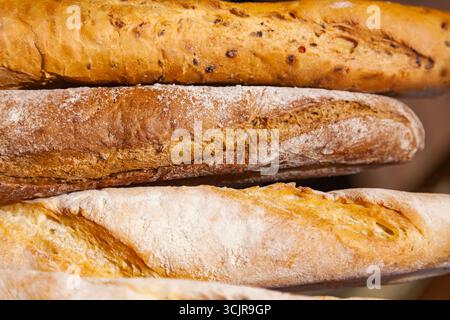 Diversi panini appena sfornati di baguette francesi, da vicino Foto Stock