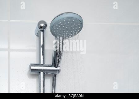 Primo piano della bomboletta per innaffiare la doccia con acqua Foto Stock