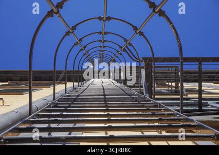 Vista ad angolo basso di una scala sull'edificio Foto Stock