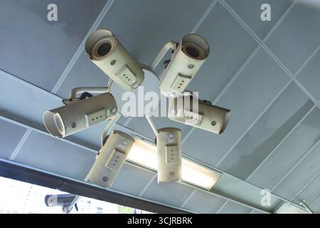 Gruppo di telecamere di sicurezza CCTV multiple montate su un soffitto in un ambiente interno a scopo di sorveglianza stazione MRT tanjong pagar singapore Foto Stock