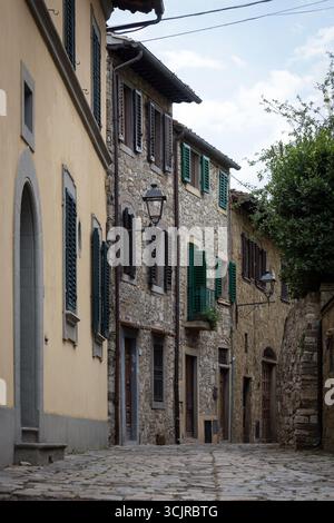 Strada antica in uno degli insediamenti più antichi della Valle del Chianti: Borgo medievale di Montefioralle, Toscana, Italia Foto Stock