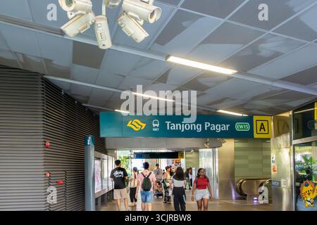 Ingresso alla stazione MRT di Tanjong Pagar, animato da diversi pendolari a Singapore, che evidenziano la vita urbana di transito e un gruppo di telecamere a circuito chiuso Foto Stock