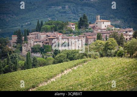 Montefioralle - antico insediamento medievale nella regione classica del Chianti, circondato da vigneti e oliveti, Toscana, Italia Foto Stock