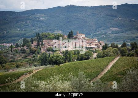 Montefioralle - antico insediamento medievale nella regione classica del Chianti, circondato da vigneti e oliveti, Toscana, Italia Foto Stock
