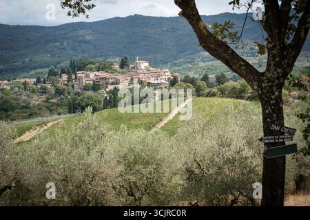 Montefioralle - antico insediamento medievale nella regione classica del Chianti, circondato da vigneti e oliveti, Toscana, Italia Foto Stock