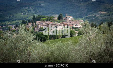Montefioralle - antico insediamento medievale nella regione classica del Chianti, circondato da vigneti e oliveti, Toscana, Italia Foto Stock