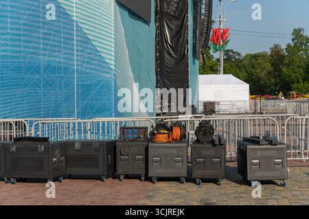 Scatole per apparecchiature sul palco musicale per l'assemblaggio di schermi a LED. Cavi, pannelli, parti pronte per l'installazione all'aperto. Foto Stock