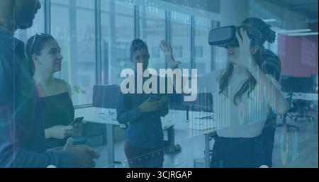 Donna che interagisce indossando un visore VR che prova l'interfaccia proiettata in ufficio, con telefoni, spazio di copia Foto Stock