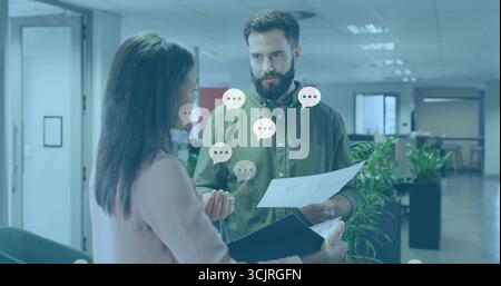 Revisione di documenti, colleghi di ufficio che discutono di un singolo foglio e di una cartella scura in un ufficio open space Foto Stock