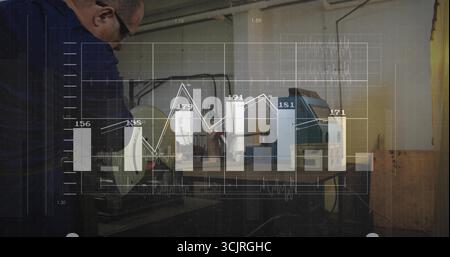 Tecnico addetto alla taratura delle macchine sotto i tubi in officina, con sovrapposizione del grafico a barre e spazio di copia Foto Stock