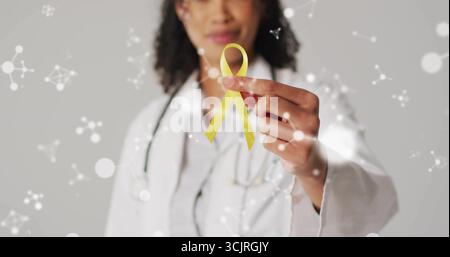 Con nastro adesivo giallo che indossa un camice da laboratorio, stetoscopio sul set con grafica molecolare Foto Stock