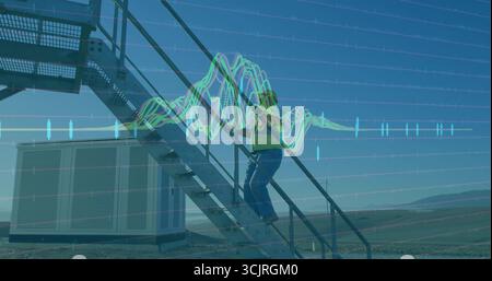 Tecnico arrampicante che indossa un elmetto che sale le scale metalliche su terreni rocciosi, con sovrapposizione delle forme d'onda Foto Stock