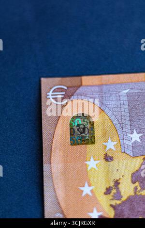 Foto macro dettagliata di una banconota da cinquanta euro, che mostra la caratteristica olografica di sicurezza, il simbolo della valuta dell'euro e il design del ponte. Il primo piano, ciao Foto Stock