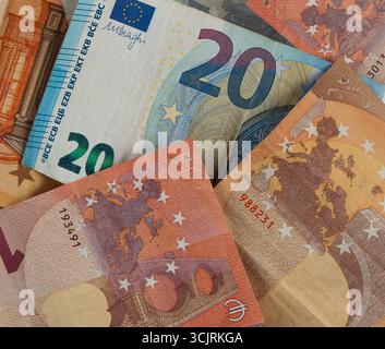 Una serie di banconote in euro, comprese le banconote da 50 e 20 euro, sono mostrate in primo piano, fornendo una visione dettagliata della valuta Foto Stock