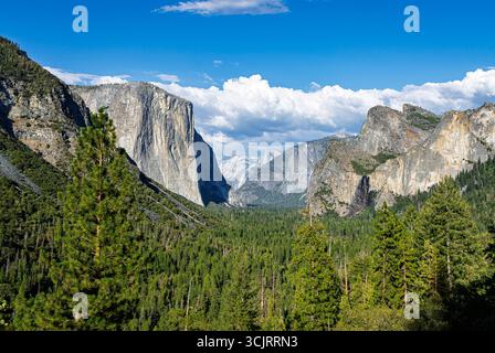 Vista della Yosemite Valley dall'ingresso del tunnel della valle. Yosemite National Park, California Foto Stock