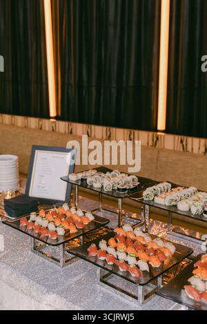 Un vivace assortimento di sushi roll e sashimi splendidamente organizzato per gli ospiti in un incontro di lusso. Foto Stock