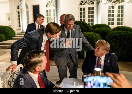 Washington, Stati Uniti. 5 settembre 2025. Il vicepresidente degli Stati Uniti JD Vance, a sinistra, ascolta il presidente Donald Trump, a destra, durante il primo evento al Rose Garden da quando lo ha coperto con lastre di pietra alla Casa Bianca, 5 settembre 2025 a Washington, D.C. Credit: Daniel Torok/White House Photo/Alamy Live News Foto Stock