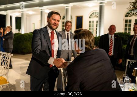 Washington, Stati Uniti. 5 settembre 2025. Il vicepresidente degli Stati Uniti JD Vance, a sinistra, stringe la mano al presidente della camera Mike Johnson, R-LA, a destra, durante il primo evento al Rose Garden da quando lo ricopre con lastre di pietra alla Casa Bianca, 5 settembre 2025 a Washington, D.C. Credit: Daniel Torok/White House Photo/Alamy Live News Foto Stock