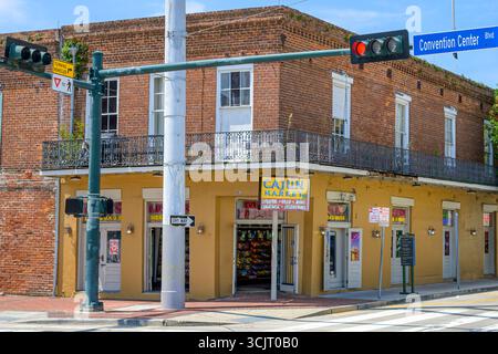 New Orleans, LOUISIANA, USA - 24 agosto 2025: Minimarket Cajun Market sul Convention Center Boulevard nel Warehouse District Foto Stock