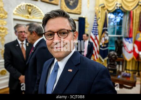 Washington, Stati Uniti. 5 settembre 2025. Il presidente della camera degli Stati Uniti Mike Johnson, R-LA, durante un ricevimento organizzato dal presidente Donald Trump, presso l'Ufficio ovale della Casa Bianca, 5 settembre 2025 a Washington, D.C. Trump, ha ospitato i membri del Congresso per il primo evento al Rose Garden da quando lo ha ricoperto con lastre di pietra. Credito: Daniel Torok/White House Photo/Alamy Live News Foto Stock