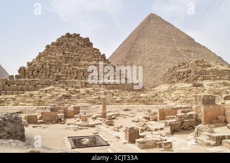 Ampia vista del complesso delle piramidi di Giza al Cairo, in Egitto, con le piramidi di Menkaure, Khafre e Khufu sotto il cielo limpido del deserto, sito patrimonio dell'umanità dell'UNESCO Foto Stock