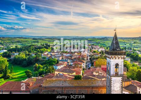 Vista aerea panoramica della storica cittadina collinare di Vinci, luogo di nascita di Leonardo da Vinci, con il campanile medievale e la campagna toscana a Ital Foto Stock