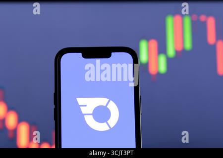 Apertura dell'app di investimento InvestEngine sullo schermo dello smartphone Foto Stock