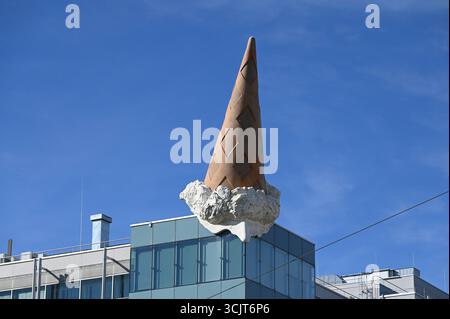 Die umgestürzte Eiswaffel krönt Die NEUMARKT GALERIE als drei Tonnen schwere und 12 Meter große Popart-Skulptur. DAS Dropped Cone getaufte Kunstwerk setzte das Künstlerpaar Coosje van Bruggen und Claes Oldenburg der Einkaufsgalerie als Füllhorn des Konsumismus und gleichzeitig als Zeichen der Vergänglichkeit im März 2001 aufs Dach *** il cono di gelato rovesciato incorona la NEUMARKT GALERIE come una scultura pop art da tre tonnellate, 12 metri, l'artista Coosje van Claes de la galleria d'oro del 2001 marzo di Claes de la galleria d'Oldenburg, posta sul tetto della galleria Oldenburg Foto Stock