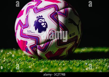 VIENNA, AUSTRIA, 26 MAGGIO 2025: Vista dettagliata del logo della Premier League sul pallone Puma ufficiale del 2025/2026 Foto Stock