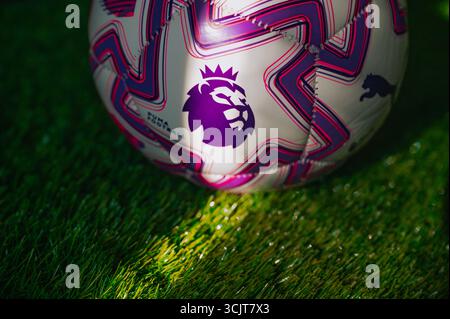 VIENNA, AUSTRIA, 26 MAGGIO 2025: Dettaglio del logo Premier League sul pallone Puma ufficiale per la stagione 2025/2026 Foto Stock