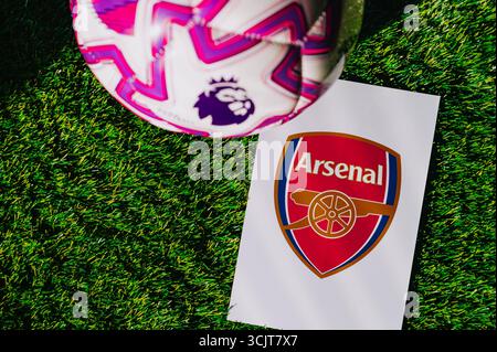 VIENNA, AUSTRIA, 26 MAGGIO 2025: Logo Arsenal della squadra di calcio della Premier League. Pallone ufficiale per le stagioni 2025 e 2026. E logo del club di calcio nel maj Foto Stock
