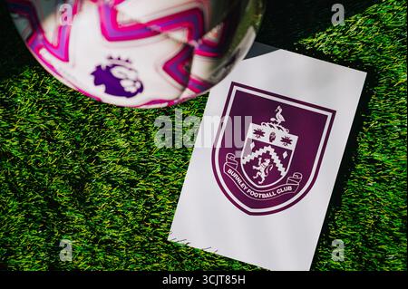 VIENNA, AUSTRIA, 26 MAGGIO 2025: Logo Burnley della squadra di calcio della Premier League. Pallone ufficiale per le stagioni 2025 e 2026. E logo del club di calcio nel maj Foto Stock