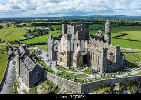 La vista aerea della Rocca di Cashel, conosciuta anche come Cashel dei Re e St. Patrick's Rock, è una storica abbazia irlandese nella contea di Tipperary, Irlanda Foto Stock