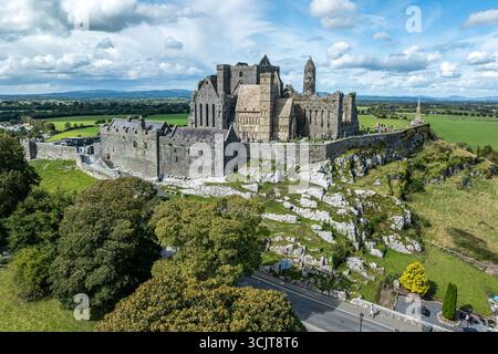 La vista aerea della Rocca di Cashel, conosciuta anche come Cashel dei Re e St. Patrick's Rock, è una storica abbazia irlandese nella contea di Tipperary, Irlanda Foto Stock