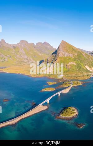 Vista aerea dei ponti che collegano Fredvang a Ramberg in estate. Fredvang, isola di Lofoten, Norvegia, Europa. Foto Stock