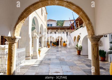 Chiesa della Dormizione della madre del Signore e Museo Eccleciastico del XVII secolo, città di Hydra, isola di Hydra, isole Saroniche, Grecia Foto Stock