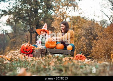 Madre e figlia con le zucche di Halloween in autunno Foto Stock