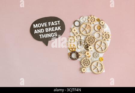 Muoviti in fretta e rompi il simbolo. Le parole concettuali si muovono velocemente e rompono le cose su un bellissimo tablet nero. Mano d'affari. Splendido sfondo bianco. B Foto Stock