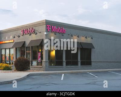 New Hartford, New York - 8 agosto 2025: Vista ravvicinata di T-Mobile Center, T-Mobile è una rete cellulare fondata nel 1994 e operativa in oltre 7.000 sedi acr Foto Stock