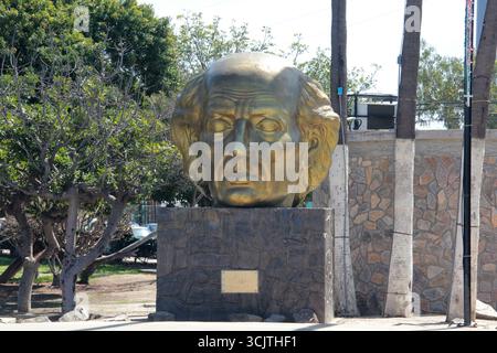 Ensenada, Baja California, Messico - 16 marzo 2025: La Civic Plaza di Ensenada Baja California è un emblematico spazio pubblico aperto della città Foto Stock